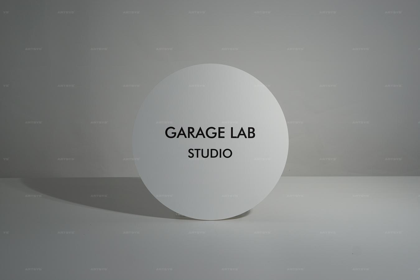 아트시스의 스튜디오 간판 - 화이트 원형 디자인의 GARAGE LAB